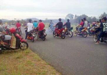 Kerumunan pelajar saat aksi balap liar. foto: aris yudi santoso/harian bangsa