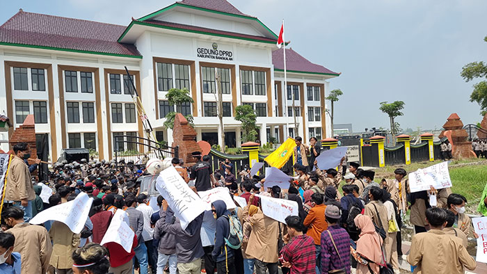 Mahasiswa saat menggelar demo di Gedung DPRD Bangkalan.