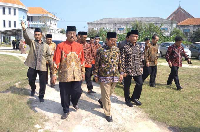 Mendikbud Muhadjir Effendy (kanan depan) saat tiba di Yayasan Maskumambang, Dukun. foto: SYUHUD/ BANGSAONLINE