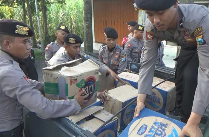 Barang bukti miras saat dibawa ke Mapolres Jombang. foto: RONY S/ BANGSAONLINE