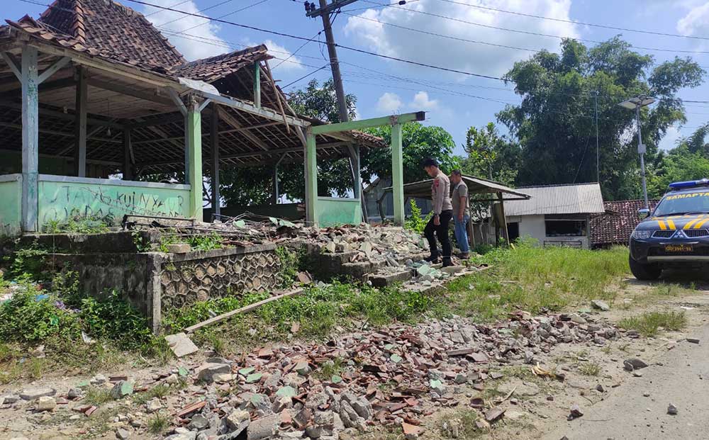 Genteng dan dinding balai desa lama milik Desa Dagangan, Kecamatan Semanding, mengalami kerusakan akibat gempa bumi.