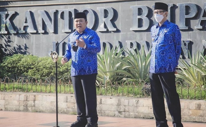 Bupati Hendy saat memimpin apel  bersama jajaran OPD di lingkungan Pemkab Jember di depan kantor pemkab, Senin (17/5).