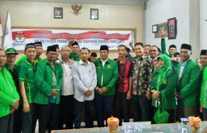 Ahmad Nadir dan jajaran pengurus  PPP Gresik usai menyerahkan berkas verifikasi parpol di KPUD. 