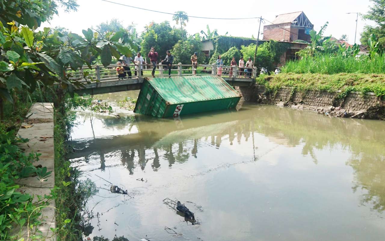 Kecelakaan di Tol KM 29.400, Truk Gandeng vs Trailer ...