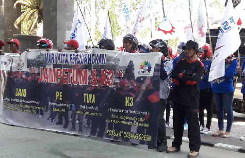 Buruh ketika demo di halaman kantor Pemkab Gresik. foto: syuhud/BANGSAONLINE