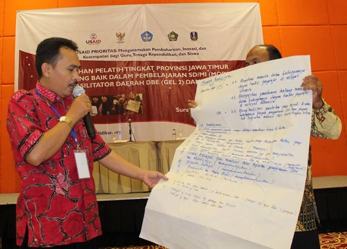 HASIL KARYA. Peserta dari sampang mempresentasikan skenario pembelajaran hasil karya kelompoknya saat pelatihan yang digelar Usaid Prioritas di Surabaya. foto : nisa/bangsaonline