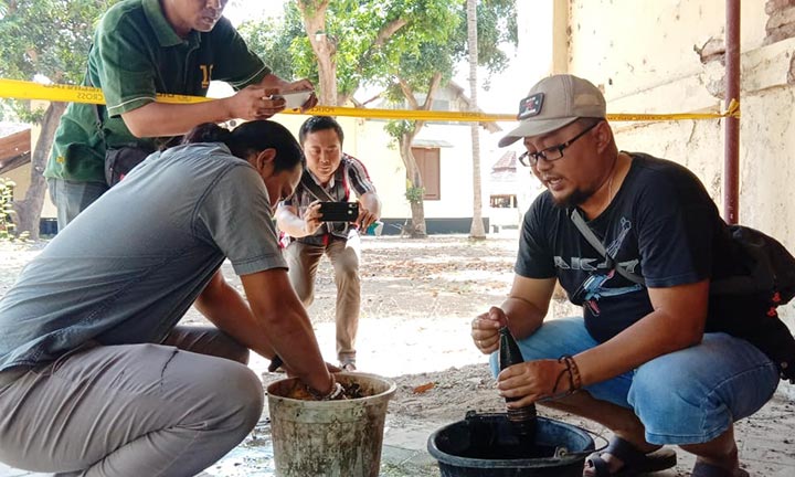 Polisi saat mengamankan bom jenis mortir di halaman belakang Mapolsek Kendit.