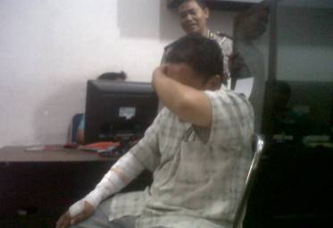 DIPERIKSA – Sopir bus Harapan Jaya, Teguh Hariyanto menjalani pemeriksaan di Satlantas Polres Sidoarjo, Jumat (17/10/2014). foto: nanang ichwan/BangsaOnline

