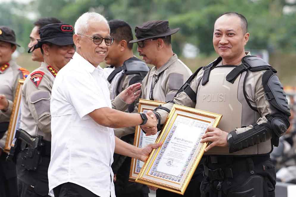 Kapolresta Malang Kota, Kombes Pol Nanang Haryono saat menerima penghargaan sebagai Polrestabes/Polres Metro/Polresta Terbaik 3 Pelaksana Quick Wins Presisi 2025. (Ist)