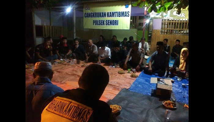 Jajaran Kepolisian Sektor Senori, Polres Tuban menggelar cangkruk bareng dengan sejumlah komunitas di wilayah hukumnya di Mapolsek setempat, Senin (29/1) malam.