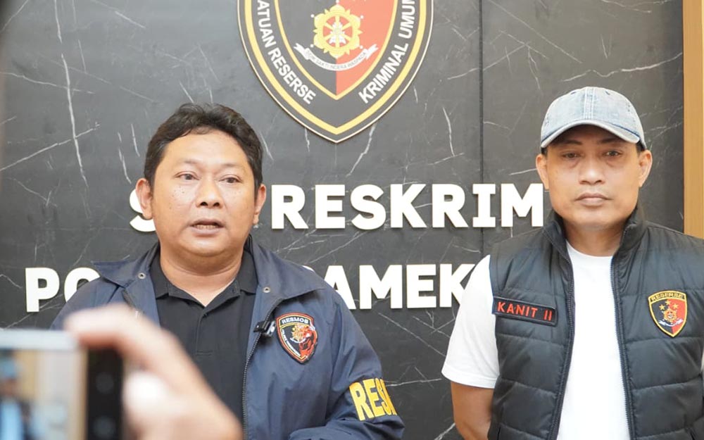 Kasatreskrim Polres Pamekasan, AKP Yoyok Hardianto (kiri) saat memberikan keterangan.