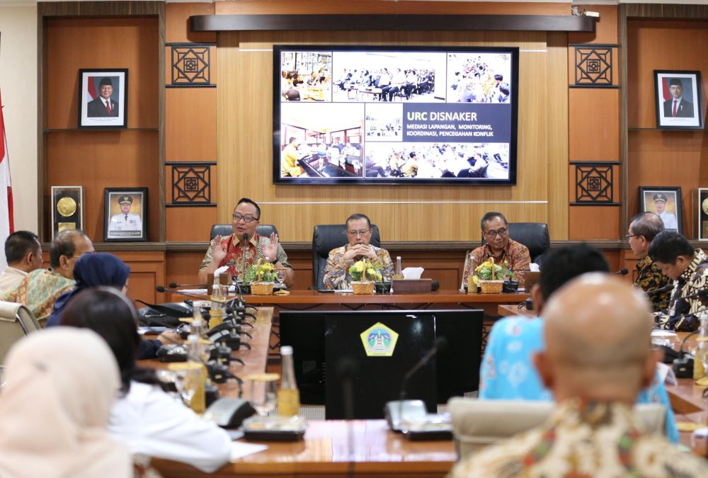 Wabup Gresik, Asluchul Alif (kiri) saat menemui rombongan Komisi IX DPR RI. FOTO: ist.