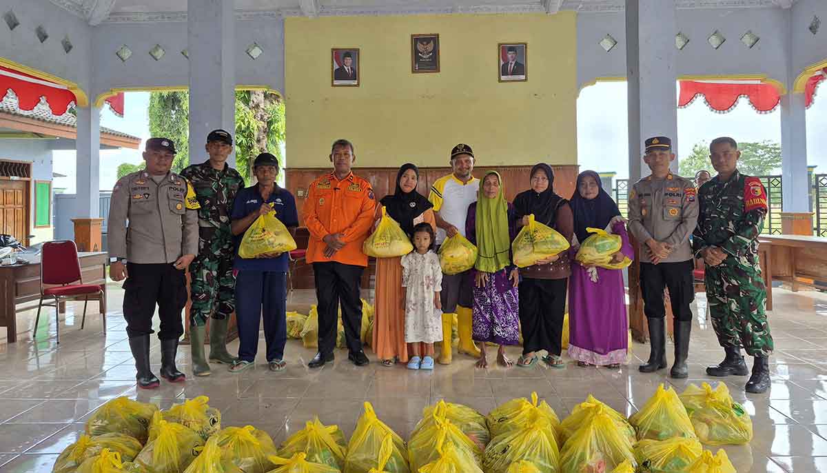 Terdampak Banjir di Tuban Terima Bantuan Sembako