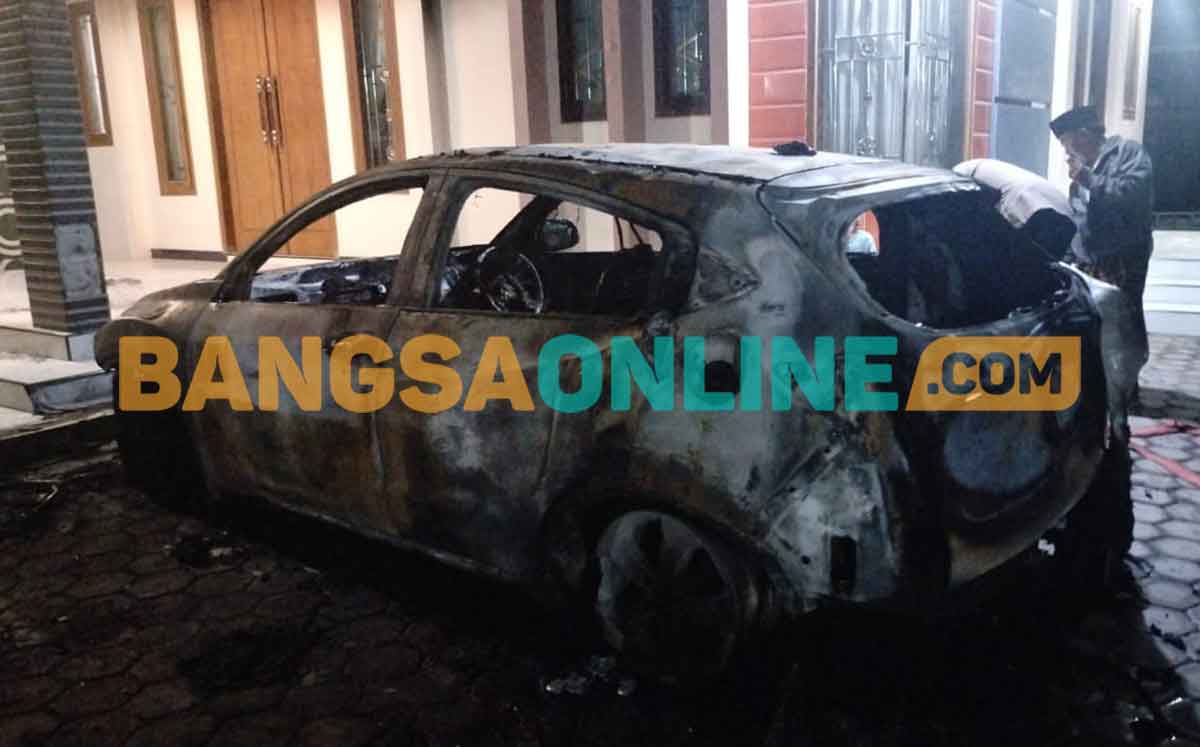 Kerangka mobil korban teror pembakaran. Foto: MUTAMMIM/BANGSAONLINE