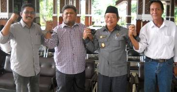 HARMONIS - Bupati Sidoarjo Saiful Ilah (berpeci) bersama Ketua DPC PDIP Sidoarjo Tito Pradopo (paling kanan) dan pengurus DPC PDIP Sidoarjo lainnya, saat di Pendopo Delta Wibawa, Senin (6/4). foto: musta’in/BANGSAONLINE