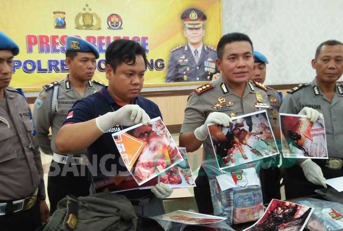 Kapolres Jombang, AKBP Agung Marlianto menunjukkan barang bukti kasus pembunuhan istri polisi. foto: ROMZA/ BANGSAONLINE