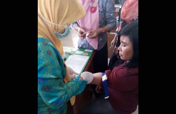 Salah satu PSK yang diduga sebagai PSK tengah diperiksa kesehatannya.