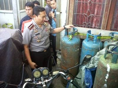 ?

Kapolrestabes Surabaya Kombes Pol Setija Junianta Kapolrestabes saat meninjau rumah yang dijadikan tempat pengoplosan LPG di kawasan Jl. Sambi Sari, Lakar Santri, Surabaya. Foto:rusmiyanto/BANGSAONLINE
