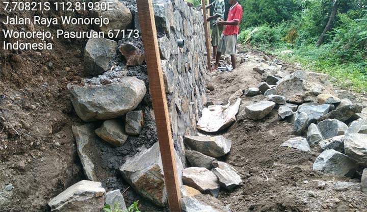 Pembangunan Tembok Penahan Tanah di Desa Jatigunting Kecamatan Wonorejo memanfaatkan dana desa yang lokasinya diduga di luar tanah aset desa.