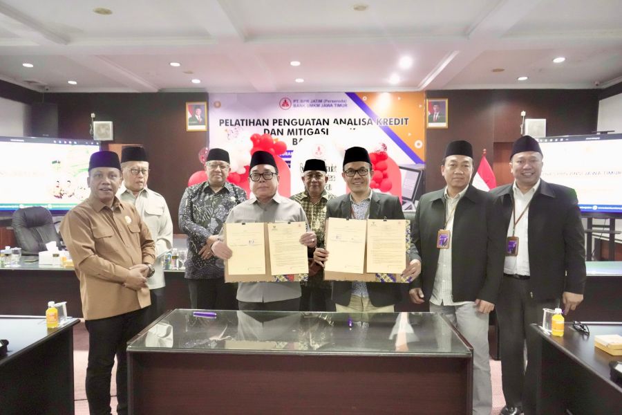 Baznas Jatim bersama Bank UMKM Jawa Timur (BPR Jatim) saat penandatanganan Nota Kesepahaman (MoU) di Kantor BPR Jatim, Rabu (13/8/2025). Foto: Humas Baznas Jatim