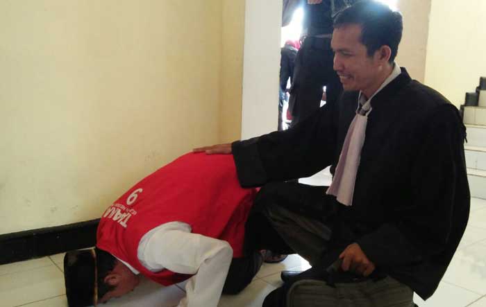 Mbah Parman sujud syukur pasca mendengar keputusan dari Hakim PN Tuban.
