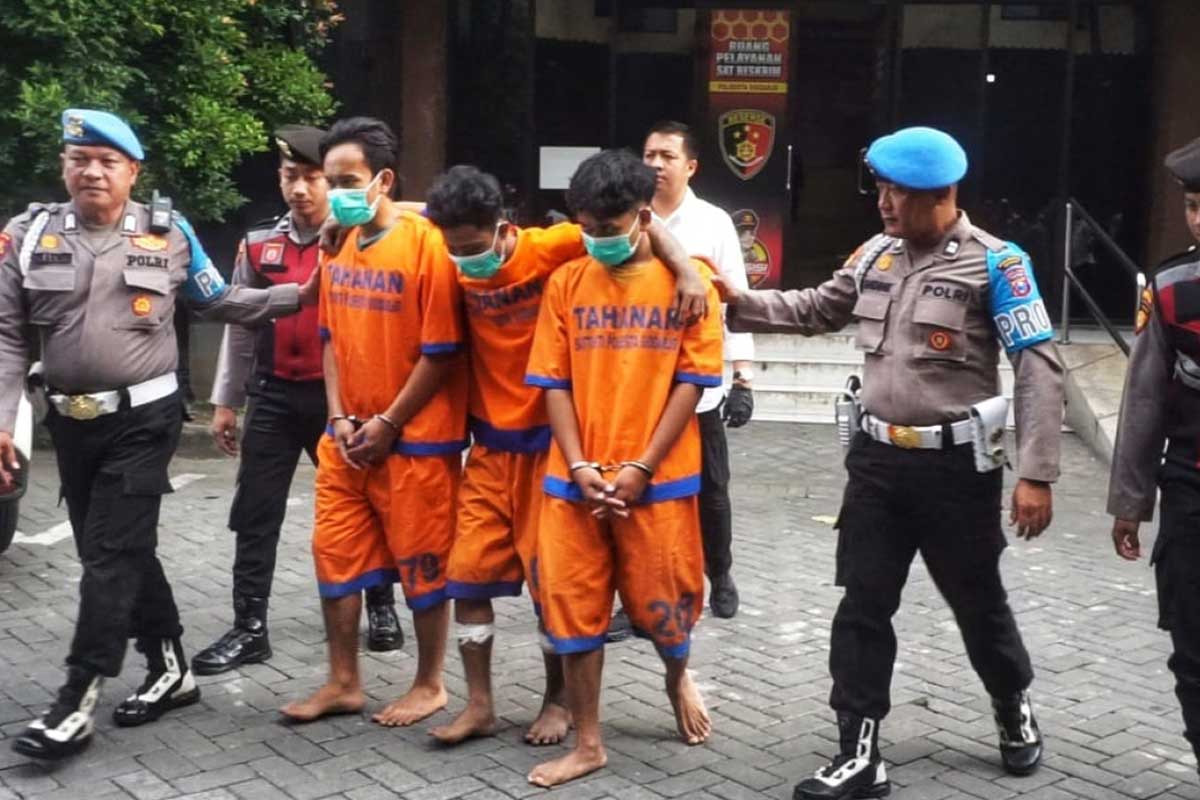 Tiga diantara tersangka komplotan jambret yang berhasil di tangkap tim gabungan kepolisian Polrestabes Surabaya dan Polresta Sidoarjo. Foto: Ist.