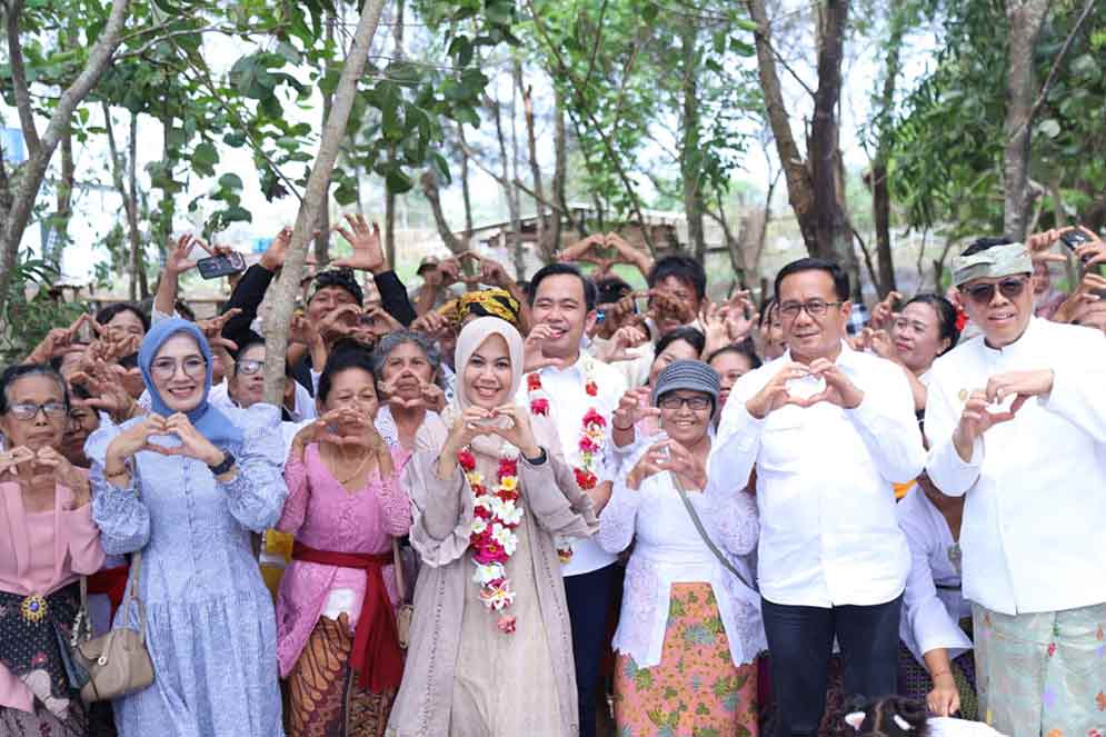 Bupati Jember saat kunjungan ke tempat ibadah umat Hindu di Kawasan Pantai Paseban. (Ist)