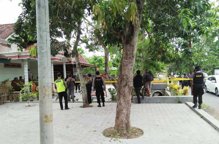 Suasana rumah usai penggerebekan. Tampak beberapa petugas masih berjaga-jaga di TKP.