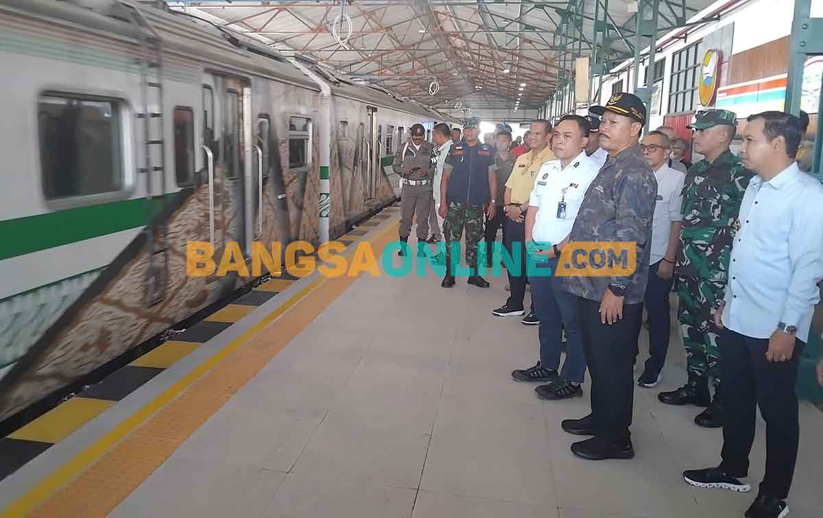 Wali Kota Madiun saat meninjau stasiun. Foto: HENDRO SUHARTONO/BANGSAONLINE