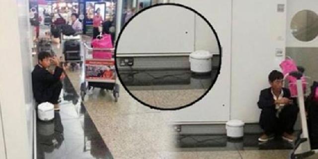 Akibat tak punya cukup uang untuk membeli makanan, seorang pria asal Shandong, China memasak sendiri nasi di bandara Hongkong sambil menunggu kedatangan pesawat. (Shanghaiist)
