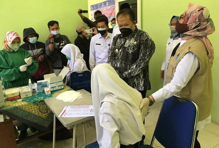 Bupati Hendy menyaksikan seorang pelajar menjalani vaksinasi.
