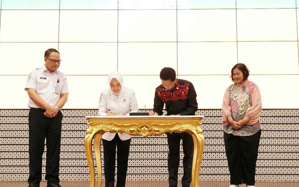Rektor ITS, Bambang Pramujati (dua dari kanan), dan Kepala BMKG Dwikorita Karnawati (dua dari kiri), saat menandatangani MoU antara ITS dengan BMKG.