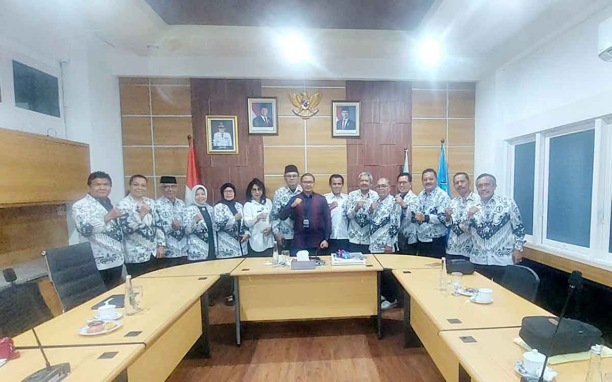 Silaturahmi antara pengurus PGRI dengan Kepala Dindik Jatim.