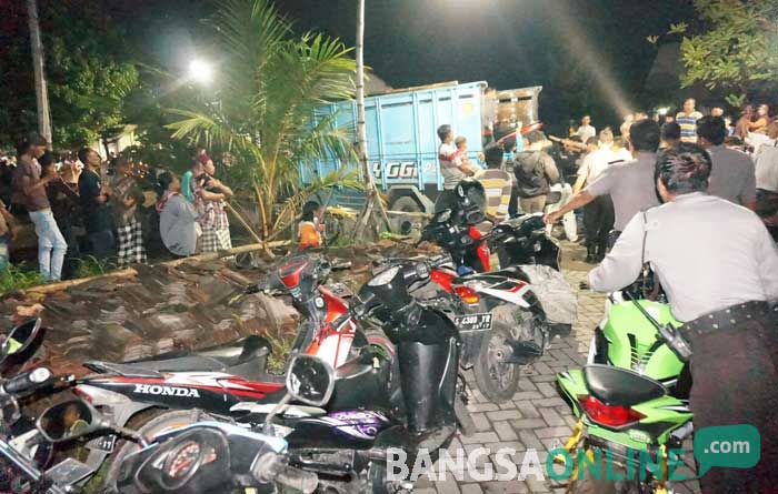 Puluhan sepeda motor dinaikkan ke truk untuk dibawa ke Mapolres Jombang, Sabtu (29/10) petang.  foto: RONY S/ BANGSAONLINE
