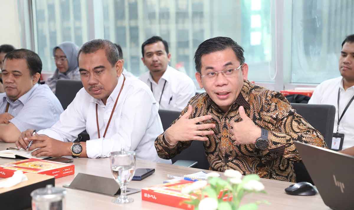 Kepala Biro Hubungan Masyarakat dan Protokol Kementerian ATR/BPN, Harison Mocodompis, saat memimpin rapat.