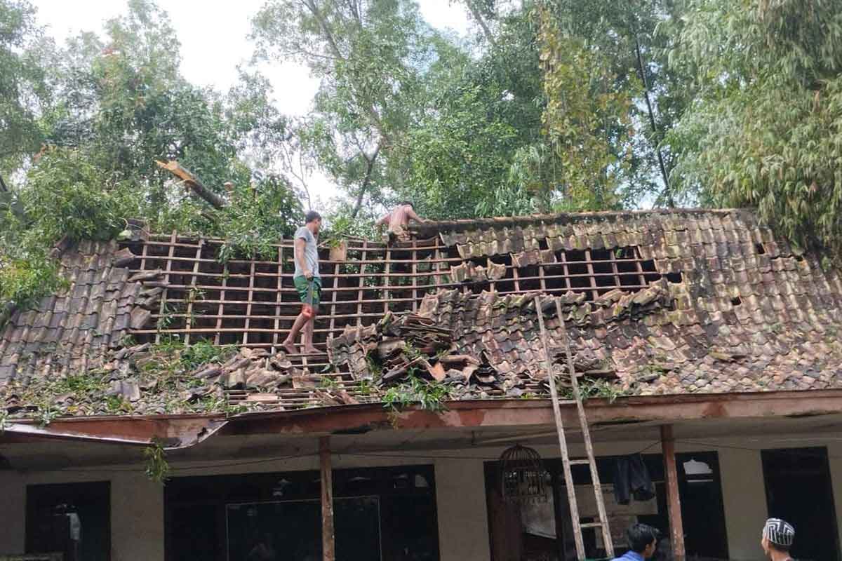 Warga sekitar gotong royong membantu rumah yang rusak setelah diterjang angin puting beliung. Foto: Kompas.com.