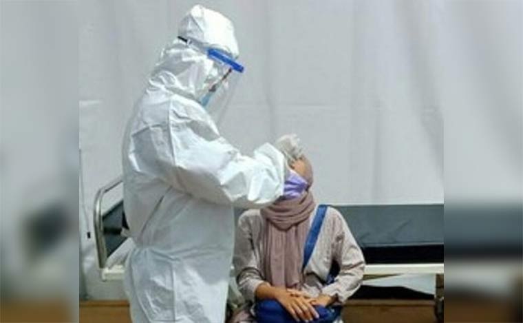Petugas melakukan rapid test antigen kepada salah satu pemudik.