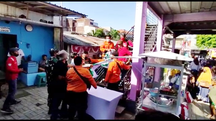 Tangkapan layar vieo pemberedelan spanduk bertuliskan penolakan Surat Ijo yang terpasang di tangga Pasar Tradisional Pucang Anom menuju lantai dua.