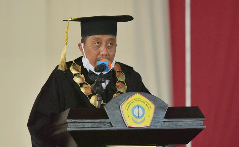 Rektor UTM Dr. Drs. Ec. Moh. Syarif, M.Si saat memberikan ceramah umum singkat dalam upacara wisuda lulusan UTM, Ahad (22/11).