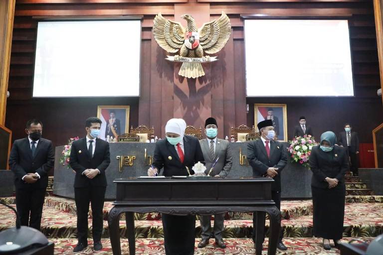 Gubernur Jawa Timur Khofifah Indar Parawansa dalam acara Nota Keuangan pada Sidang Paripurna DPRD, Senin (16/11). foto: ist/ bangsaonline.com