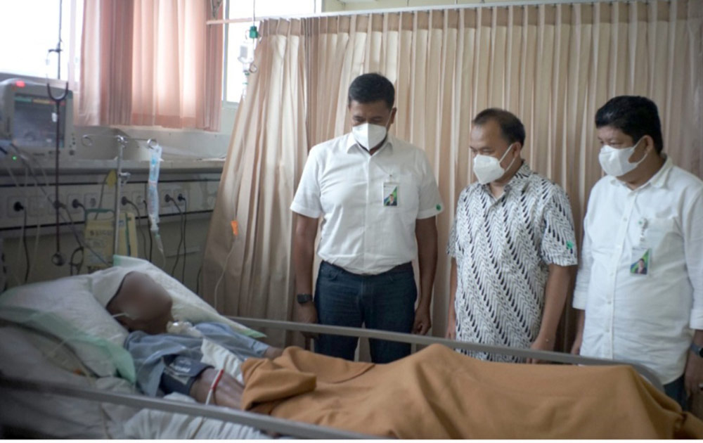 Direktur Utama BPJS Ketenagakerjaan (BPJAMSOSTEK) Anggoro Eko Cahyo saat menjenguk driver ojol korban kecelakaan bersama dengan Deputi Bidang Koordinasi Peningkatan Kesejahteraan Sosial Kemenko PMK, Andie Megantara dan Direktur Kepesertaan BPJAMSOSTEK, Zainudin, Jumat (4/3) lalu.