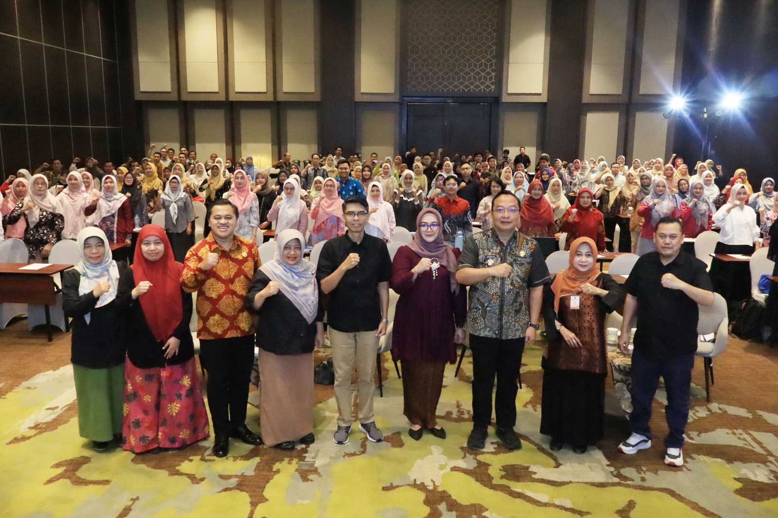 Wabup Asluchul Alif saat menutup pelatihan teknis penyusunan SPM dan renstra BLUD. foto: ist.