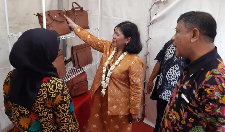 IKON TANGGULANGIN: Direktur IKM Kemenperin, Ratna Utarianingrum melihat pameran produk kulit di Taman Budaya Tanggulangin, Desa Kedensari, Kecamatan Tanggulangin, Sidoarjo, Kamis (20/2). foto: MUSTAIN/ BANGSAONLINE