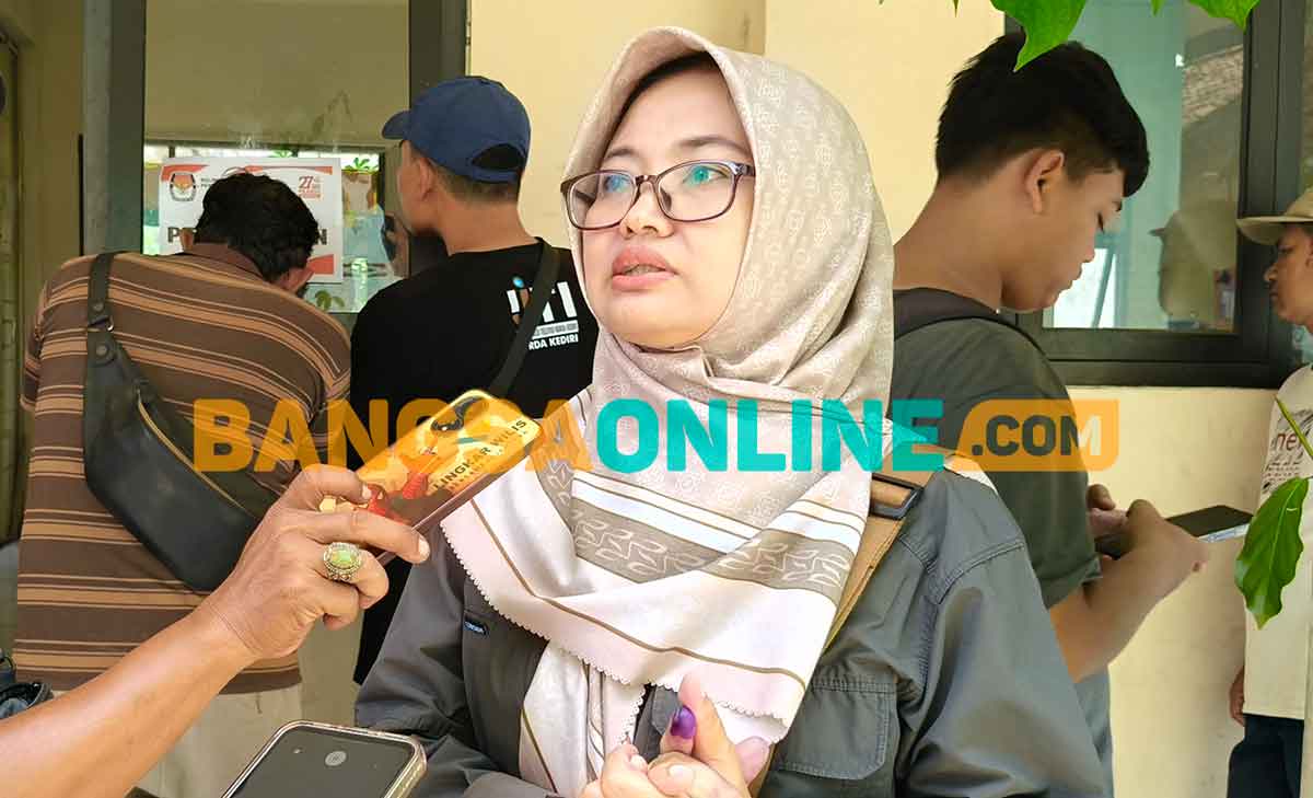 Komisioner KPU Kota Kediri, Nia Sari, saat memberi keterangan kepada awak media. Foto: MUJI HARJITA/BANGSAONLINE