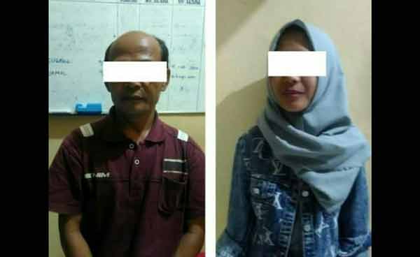 Bapak dan anaknya yang diamankan di Polsek Wonocolo.