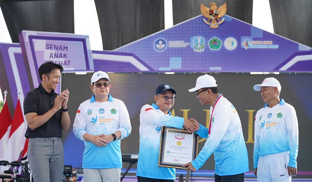 Penyerahan rekor Muri dalam peringatan Hardiknas 2026 di Pamekasan.