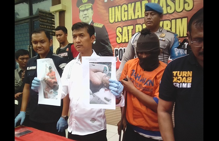 Kombespol Himawan Bayu Aji Kapolresta Sidoarjo saat menunjukan barang bukti