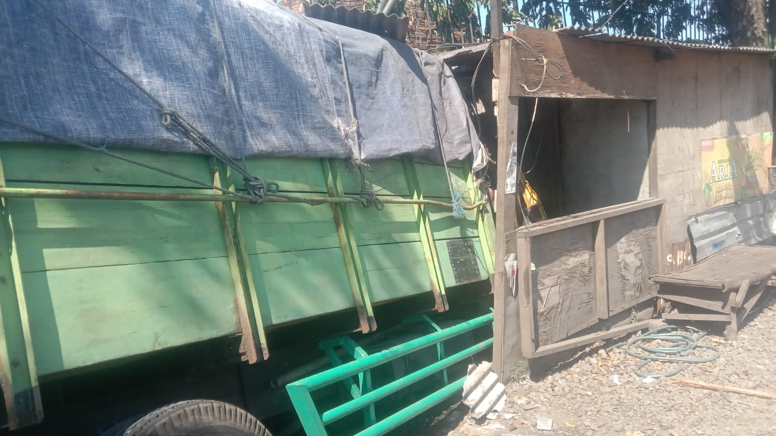 Dump Truk Nyungsep Tabrak Bengkel dan Tembok Pabrik di Bringinbendo Sidoarjo