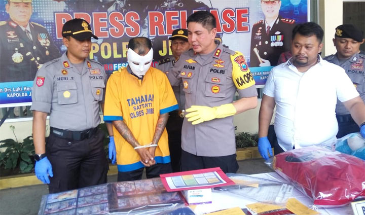 Tersangka yang juga suami korban saat dirilis oleh Kapolres Jember AKBP Alfian Nurrizal.