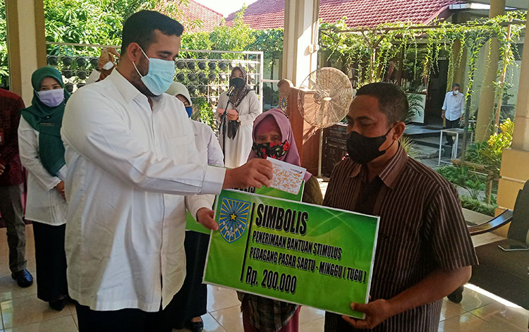 Wali Kota Probolinggo Habib Hadi Zainal Abidin saat menyerahkan bantuan. (foto: ist)